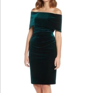 VINCE CAMUTO Green Velvet V-Neck Ruched Off the Shoulder Dress
